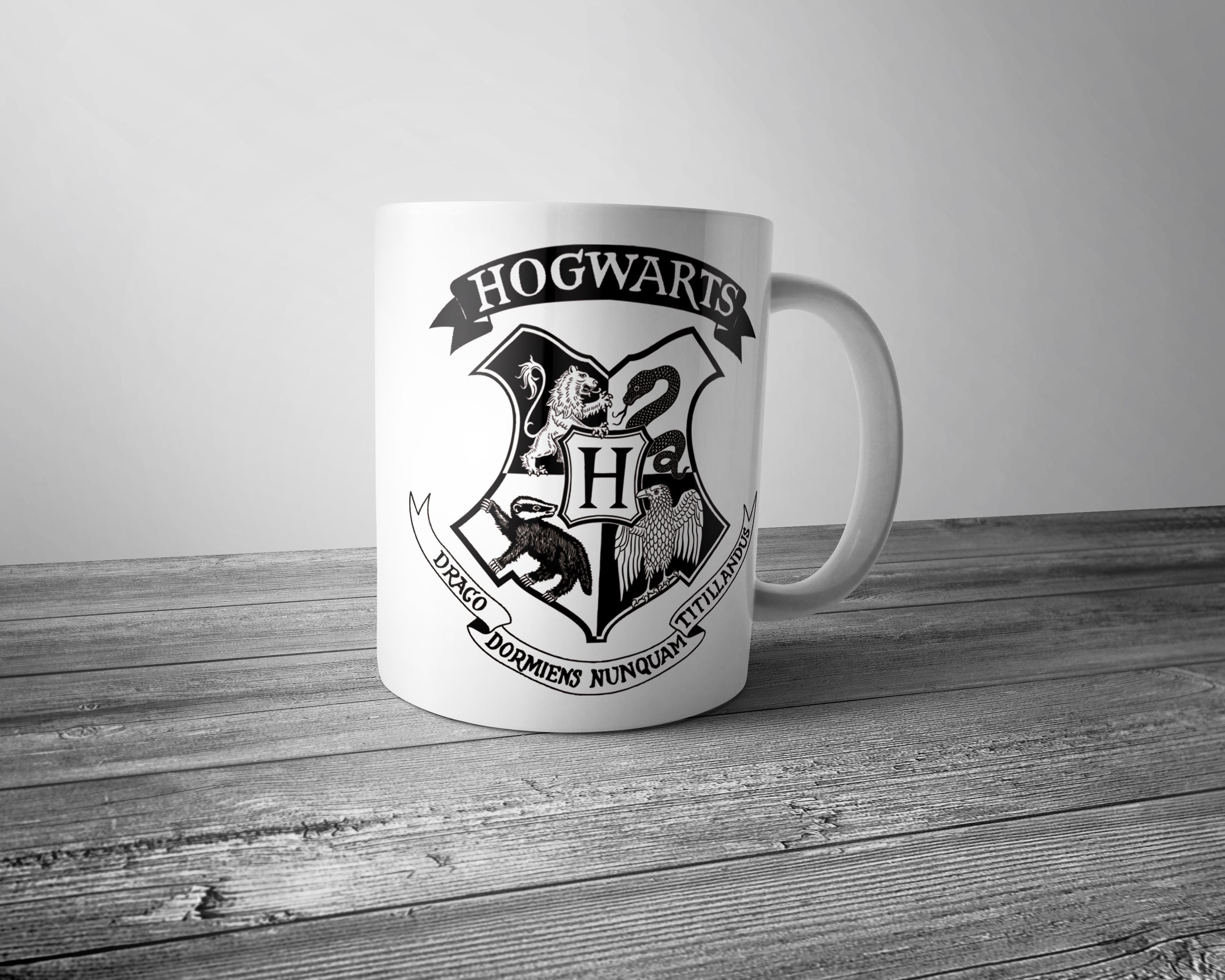 Taza escudo de Hogwarts en blanco y negro