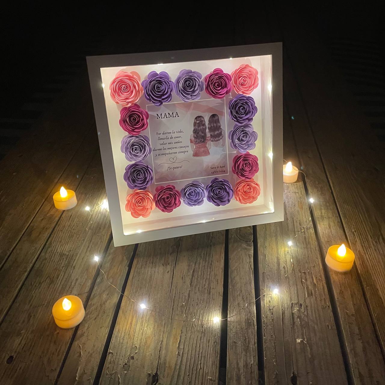 Cuadro con flores de papel y luz